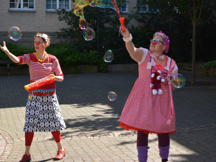 Die Klinik Clowns traten vor dem Spittaheim auf.