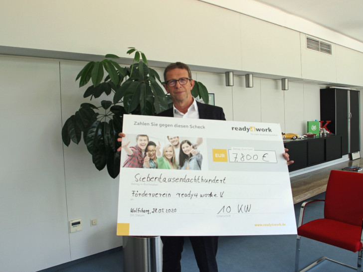  Klaus Mohrs, stellvertretender Vorsitzender des Fördervereins ready4work, freut sich über die Spende in Höhe von 7800 Euro. 