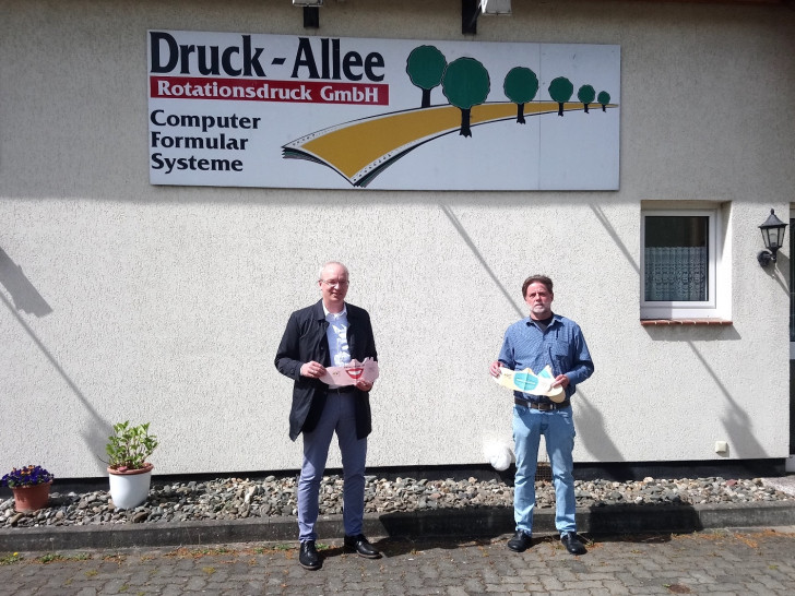 Samtgemeindebürgermeister Marc Lohmann (li.) mit dem Geschäftsführer der Druck-Allee Klaus Burghardt.