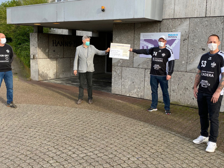Axel Graubaum, Torsten Juch, Kris Behrens und Mike Knobbe bei der Übergabe des Schecks.