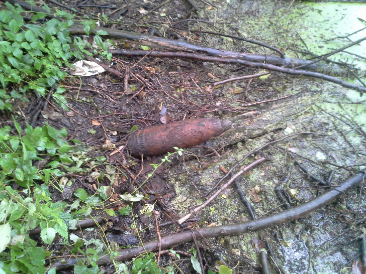 Artilleriegranate aus einem Teich bei Meppen, gefunden von einem Magnetangler   