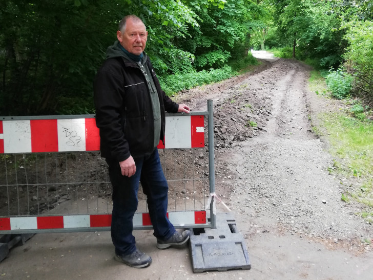 Dieter Schneider ist erfreut, dass es bald eine neue Zufahrt zum Tennisplatz gibt.