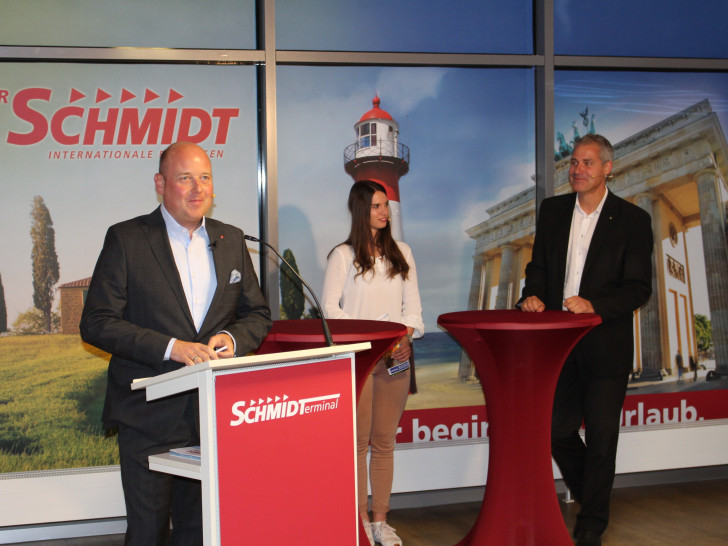 Holger Bormann (li.) mit Michelle Hansen und Philipp Cantauw vom Gastgeber "Der Schmidt". Sie berichteten über die Azubi-Reisebüros des Unternehmens und die aktuelle Situation in der Reisebranche.