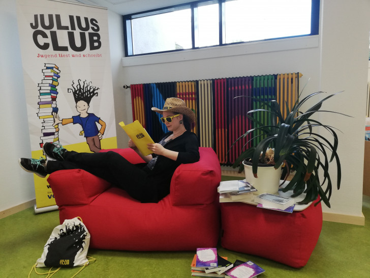 Bibliotheksmitarbeiterin Stefanie Görlich testet den neuen Lesestoff für den "JULIUS CLUB 2020".