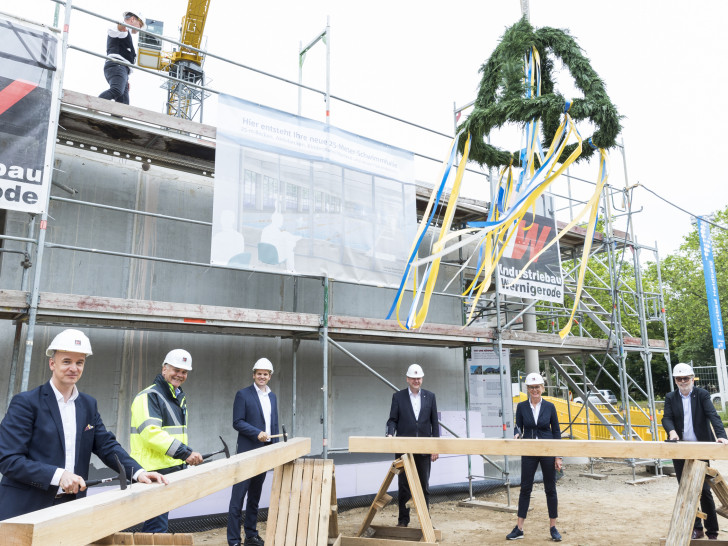 Schlugen symbolisch die letzten Nägel ins Gebälk: Erster Stadtrat Christian Geiger, CONSTRATA-Geschäftsführer Jens-Wilhelm Brand, Stadtbad-Geschäftsführer Christoph Schlupkothen, Aufsichtsratsvorsitzender Björn Hinrichs, Hilke Eustrup/pbr Planungsbüro Rohling, Hauptgeschäftsführer Industriebau Wernigerode Peter Schmidt (v. li.).