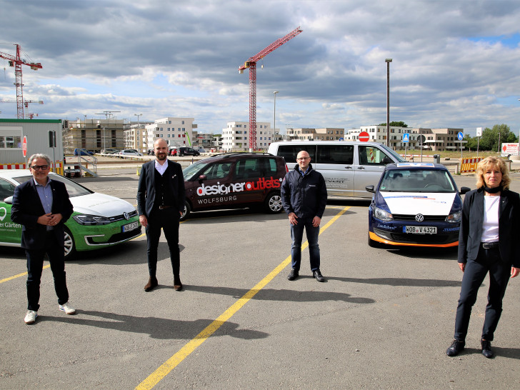 (v.l.n.r.): Ulrich Sörgel (Volkswagen Immobilien), Michael Ernst (designer outlets Wolfsburg), Felix Walzog (Agentur Blome & Pillardy Event) und Claudia Kayser (Volksbank BraWo).