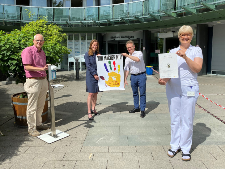 Belohnung für die geleistete Arbeit: Krankenhaushygienikerin Dr. Birgit Feier präsentiert zusammen mit Klinikumsdirektor Wilken Köster, Klinikumsdezernentin Monika Müller und dem Medizinischen Direktor Dr. Rolf Syben die Gold-Urkunde.