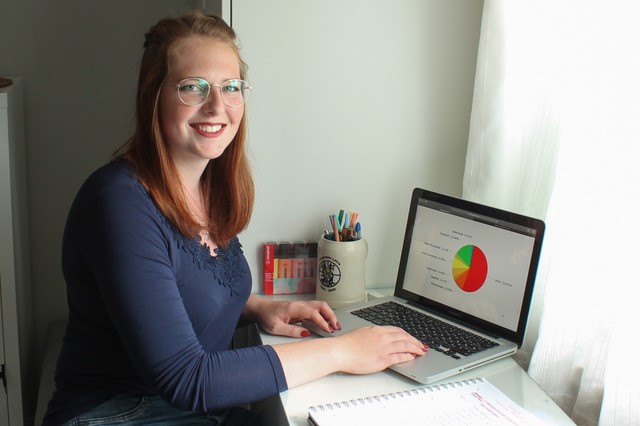 Mareike Müller zeigt am Computer, wie viele Menschen sich aus welchen Ortschaften bereits an der Befragung beteiligt haben. 