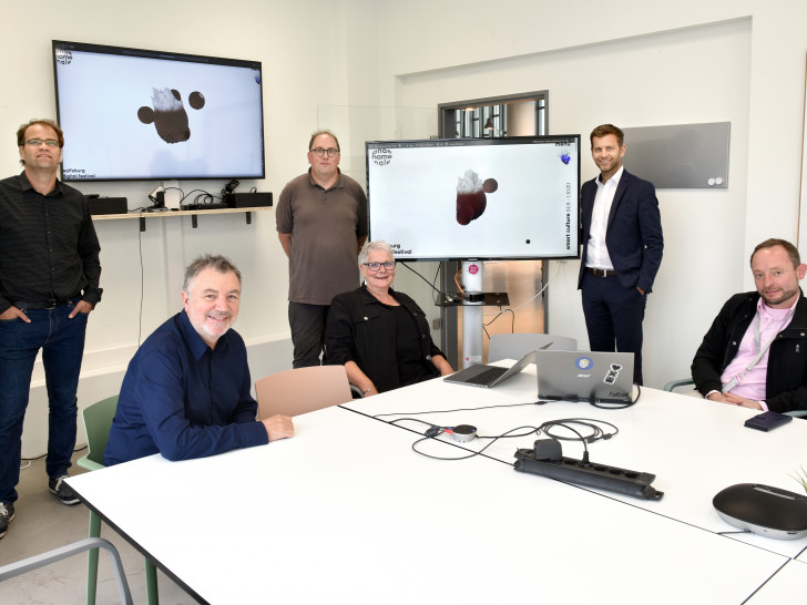 Von links: Davy Champion (phaeno), Dr. Justin Hoffmann (Kunstverein Wolfsburg e.V.), Christian Cordes (Referat Digitalisierung und Wirtschaft, Stadt Wolfsburg), Monika Kiekenap-Wilhelm (M2K, Stadt Wolfsburg), Dennis Weilmann (Erster Stadtrat), Marcus Körber (Städtische Galerie Wolfsburg)
