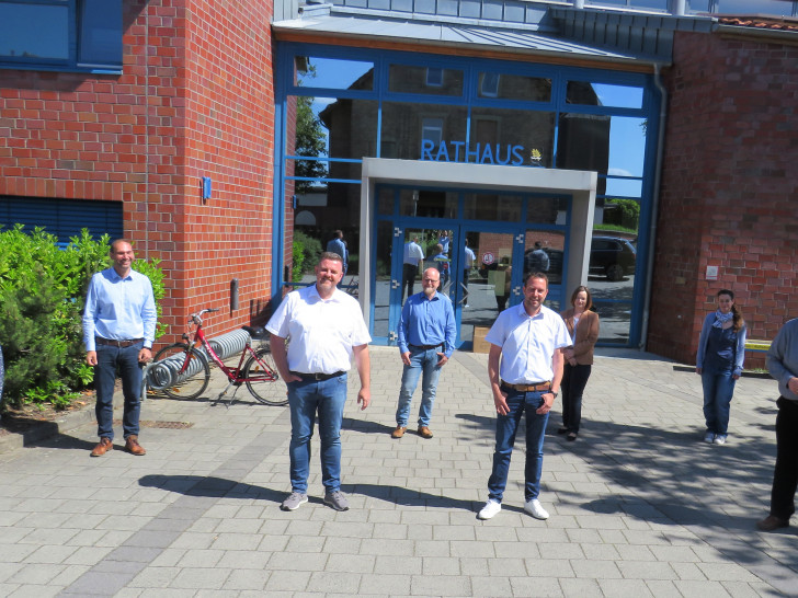 Das Führungsteam der Gemeinde Lehre um Bürgermeister Andreas Busch (3.v.l.) begrüßt Andre Schulz (Mitte) als Nachfolger von Sven Müller (r.) neu im Team.