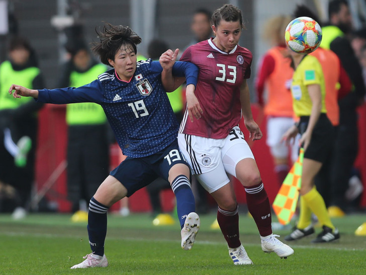 Die Augen auf den Ball: Lena Oberdorf (re.) im Freundschaftsspiel gegen Japans Jun Endo.