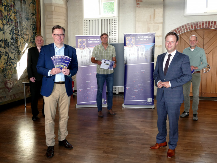 Landrat Dr. Andreas Ebel (l.) präsentierte gemeinsam mit Sparkassenvorstand Dr. Patrick Kuchelmeister (r.), Kreisrat Rolf Amelsberg (hinten v.l.), Martin Zenk von der Abteilung Natur- und Landschaftsschutz, sowie dem Vorsitzenden der Jägerschaft Gifhorn, Ernst-Dieter Meinecke, das Programm „Natürlich wild“ zur Insektenförderung.
