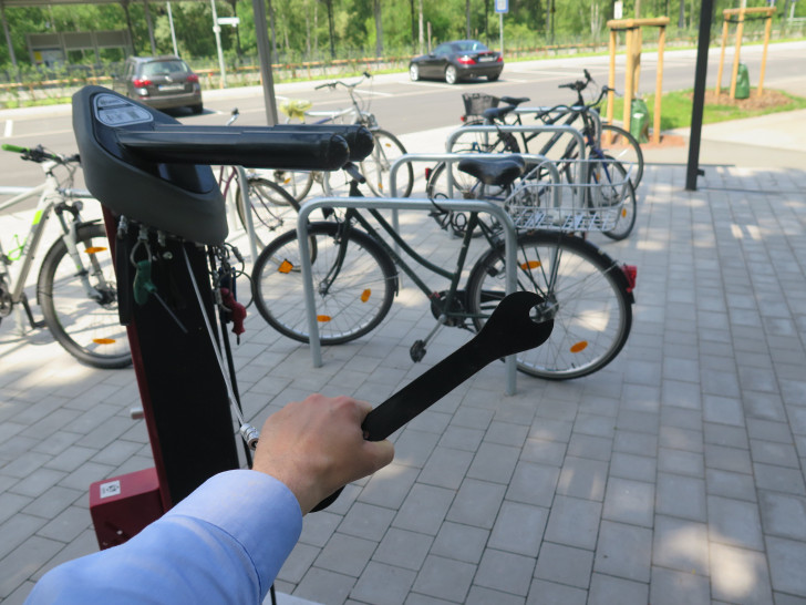 Der Fahrradreifen braucht Luft oder eine Schraube muss angezogen werden? Dafür steht eine Bike-Repair-Station bereit. 