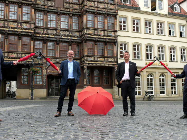Vorstand der Sparkasse Hildesheim Goslar Peine und Präsidiumsvertreter der Hochschulen auf dem Hildesheimer Marktplatz: Michael Senft, Vorstandsmitglied der Sparkasse Hildesheim Goslar Peine Prof. Dr. Martin Schreiner, Vizepräsident für Stiftungsentwicklung, Transfer und Kooperationen, Stiftung Universität Hildesheim Dr. Marc Hudy, Präsident, HAWK Hochschule für Angewandte Wissenschaften und Kunst Hildesheim/Holzminden/Göttingen: Prof. Gunther Brenner, Vizepräsident, Technische Universität Clausthal.