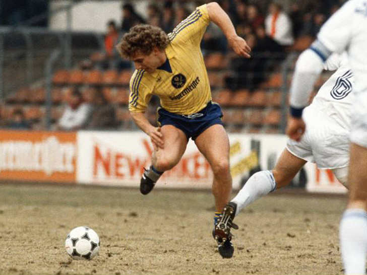 Beweglich und schwer zu greifen: Peter Lux fühlte sich wohl im Mittelfeld, hier beim 4:2 gegen den FC Schalke 04 am 16. März 1985.