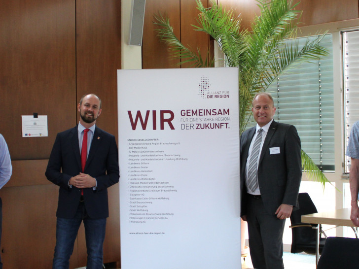 Freuen sich auf zwei spannende Jahre (v.l.): Projektleiter Adrian Mass (Allianz für die Region), Bürgermeister Malte Schneider (Stadt Schöningen), Landrat Gerhard Radeck, Samtgemeindebürgermeister Martin Hartmann (Samtgemeinde Heeseberg).
