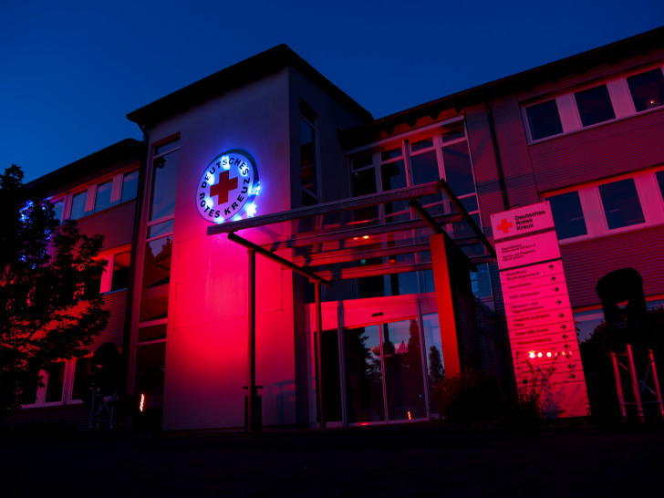 Das in Rot leuchtende DRK-Gebäude in Gifhorn.