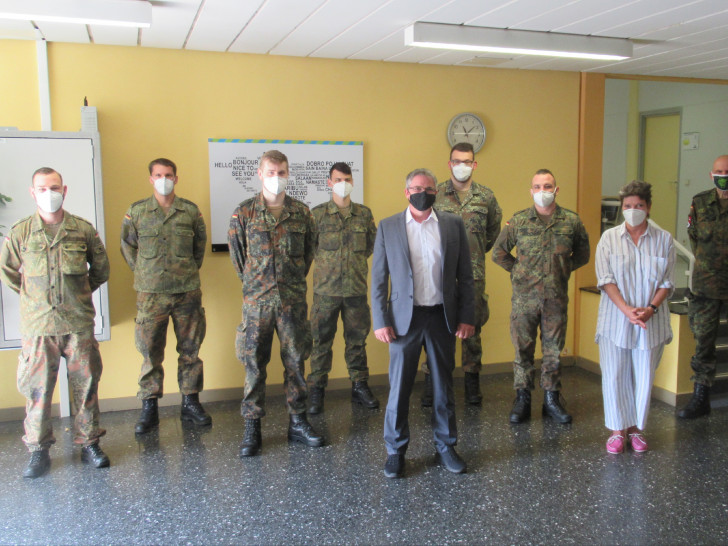 Vordere Reihe von ganz rechts: Oberstleutnant Ekhard Hartwig, Dr. Regine Gattwinkel (stellv. Leiterin Gesundheitsamt Wolfsburg), Stadtrat Andreas Bauer, hinteren Reihe: die sechs Soldaten des Sanitätsregimentes 1 Weißenfels (Sachsen-Anhalt. 