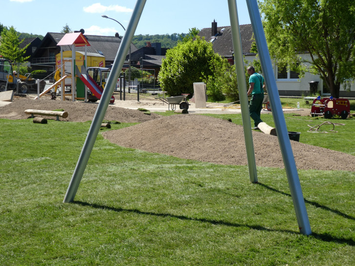 Die Arbeiten auf dem Spielplatz in Osterlinde liegen im Zeitplan. Der Rollrasen braucht jetzt noch ausreichend Wasser und Zeit zum Anwachsen. 