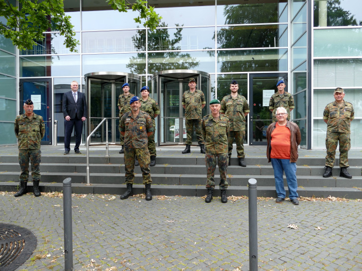 Brigadegeneral Jobst Schönfeld (1. Reihe, 2.v.r.), wurde von Kreisrat Rolf Amelsberg (hinten links), und Hans-Ulrich Draheim, Abteilungsleiter Gesundheitsaufsicht, und den derzeit im Gifhorn eingesetzten Soldatinnen und Soldaten begrüßt.