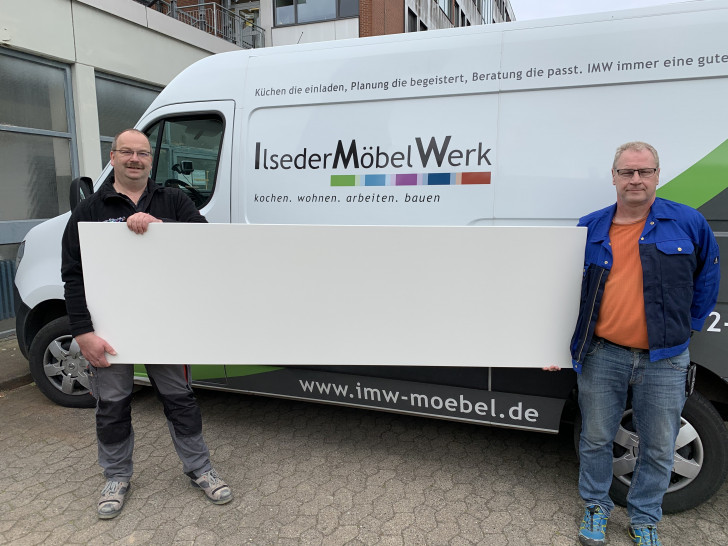 Tischlermeister Dietmar Stöber (links) und Werkstatt-Leiter Dirk Schmidt mit den speziellen Spanplatten. 
