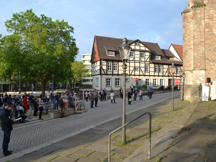 Die Gläubigen beim Singen nach dem Fronleichnamsgottesdienst auf dem Ägidienmarkt.