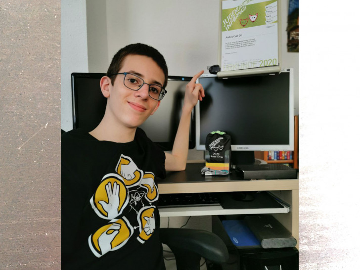 Stolz zeigt der 15-jährige Andrés Cuel Gil auf die Urkunde über seinem Bildschirm, die sein hervorragendes Abschneiden beim diesjährigen Jugendwettbewerb Informatik dokumentiert.