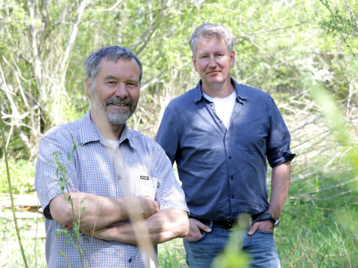 Dr. Bernd Hoppe-Dominik, Mitbegründer des Förderkreis Umwelt- und Naturschutz Hondelage e.V. (FUN) und Jörg Walther, Leiter des Gewässerdienstes SE|BS, beim Vor-Ort-Termin an der Schunter. 