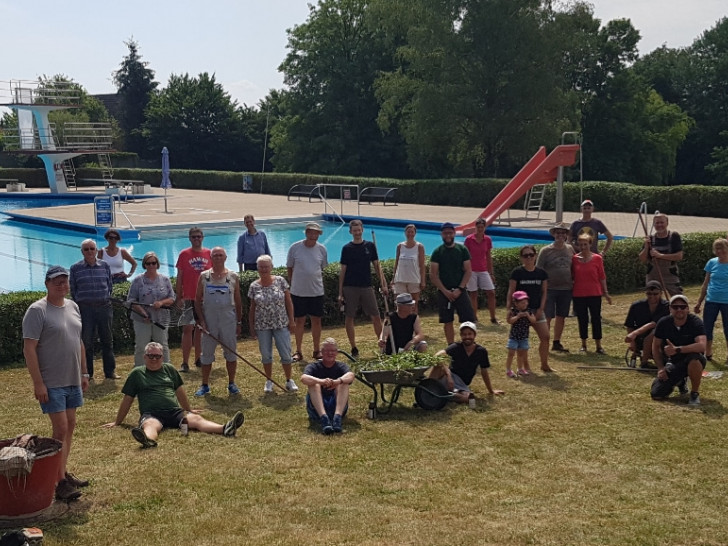 40 Helferinnen und Helfer machten das Freibad fit für die Saison. 