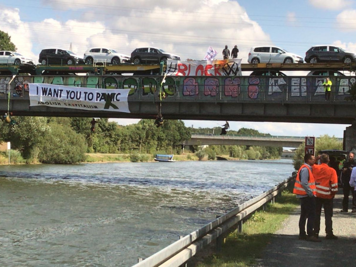 Aktivisten auf dem Autozug auf der Brücke über dem Mittellandkanal. Für 24 Stunden ging nichts mehr. 