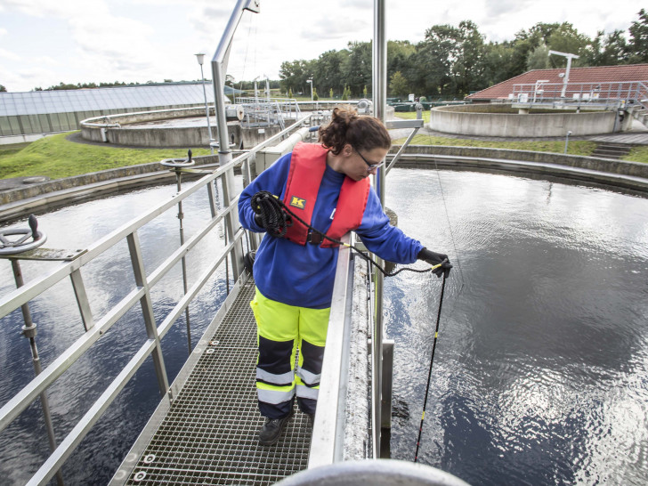 Mit engagiertem Einsatz sichern Fachkräfte in der Daseinsvorsorge die Lebensqualität in der Region. Sie sorgen für die sichere Abwasserreinigung – und das rund um die Uhr.