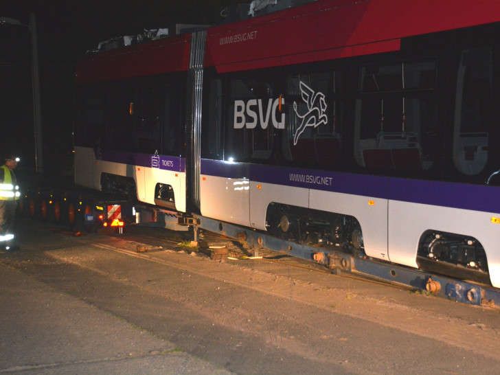 Tramino II wird eingegleist.