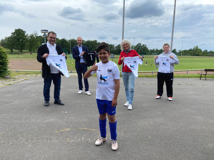 Nachwuchskicker Nessim Basti (Mitte) vom TSV Wolfsburg freut sich über das neue Trikot. V.l.: Sabah Enversen (stellv. Aufsichtsratsvorsitzender WMG), Jens Hofschröer (Geschäftsführer WMG), Eldrid Sode (Inhaberin Fachmarkt Sport2000) und Kevin Schmidt (Trainer F-Jugend TSV Wolfsburg).