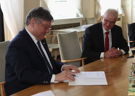 TU-Präsident Professor Joachim Schachtner (li.) und LBEG-Präsident Andreas Sikorski unterzeichnen die Kooperationsvereinbarung zum Nachbergbau.