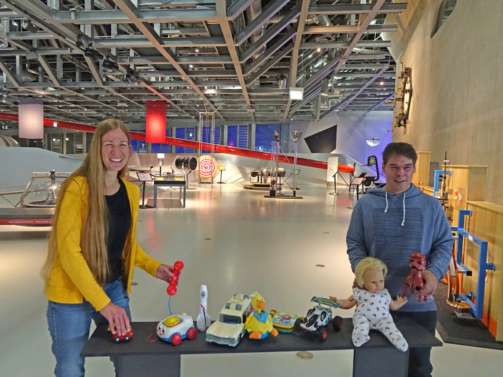 Volontärin Mareike Wiese und Dr. Christof Börner, Organisator des Kunstprojekts im phaeno mit den ersten Spielsachen.