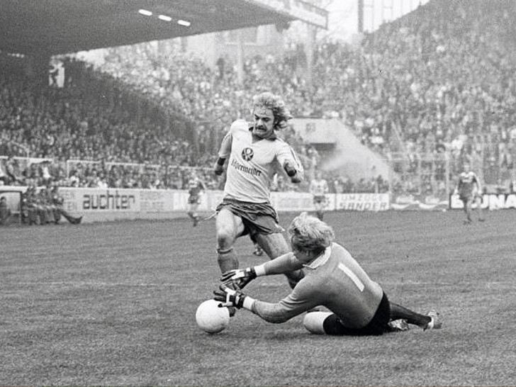 Der stürmende Schnauzer: Günter Keute umkurvt am 4. April 1981 Kaiserslauterns Schlussmann Ronnie Hellström.