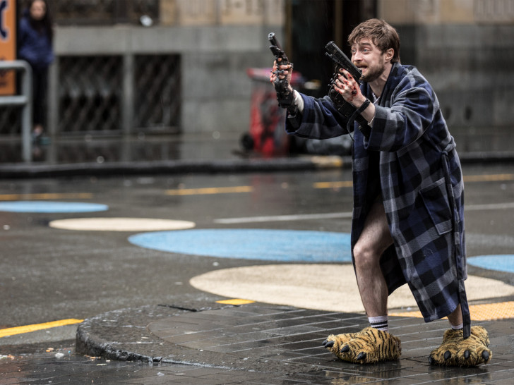 In GUNS AKIMBO tauscht Ex-Harry Potter Darsteller Daniel Radcliffe Zauberstab und Schuluniform gegen Pistolen und Bademantel.