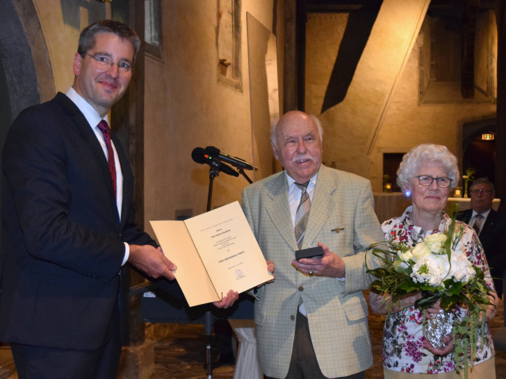  Preisträger Kanthak (Mitte) freut sich mit seiner Frau Waltraut und Oberbürgermeister Junk über die Auszeichnung.