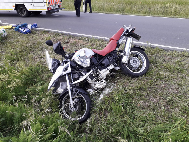 Der Fahrer des Motorrads wurde schwer verletzt.