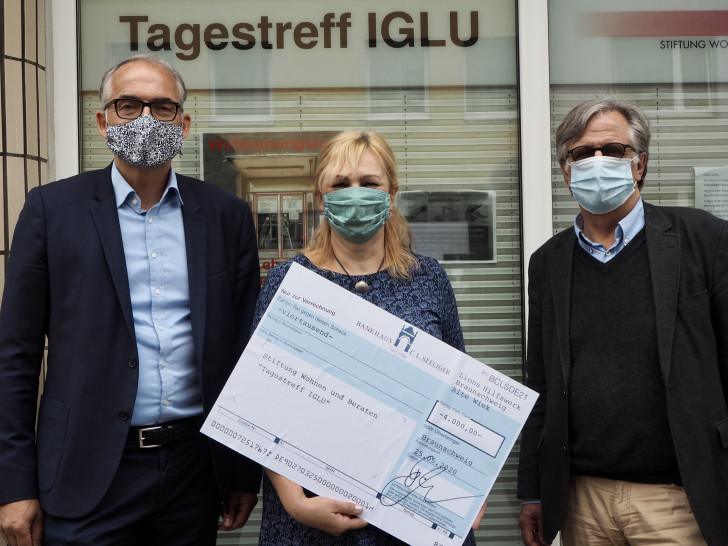 Vor dem Tagestreff IGLU mit coronagerechtem Mundschutz (v.l.): Lions Club-Vizepräsident Bernd Wrede, IGLU-Leiterin Barbara Horn, Lions Club-Sekretär Wolfram Bäse-Jöbges.