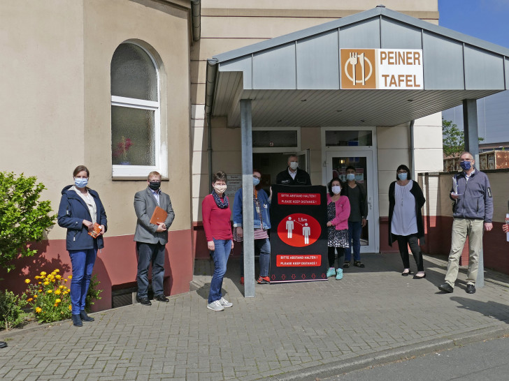 Vertreter von Tafel, Kirche, Landkreis, Stadt und Polizei vor dem Gebäude der Peiner Tafel.