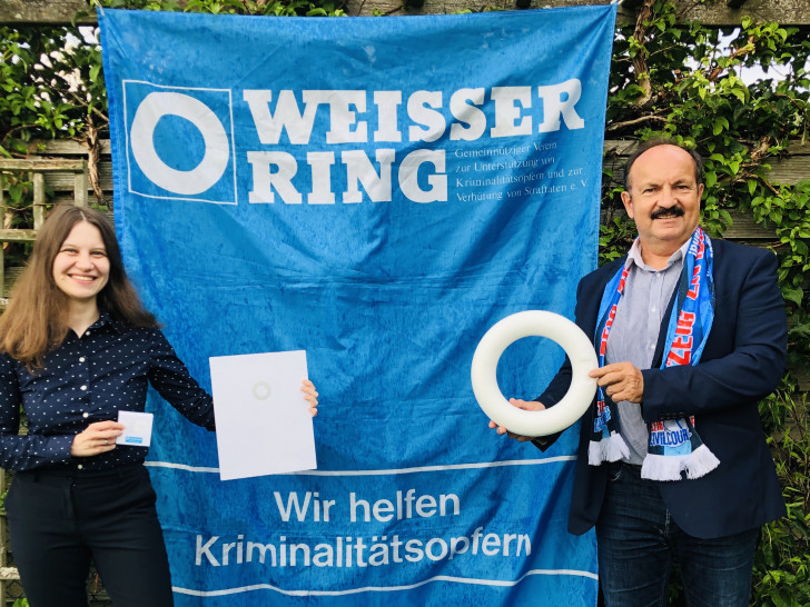 Stefanie Artelt-Tiede (links) wurde von Günther Koschig für ihre langjährige Arbeit beim Weissen Ring ausgezeichnet.