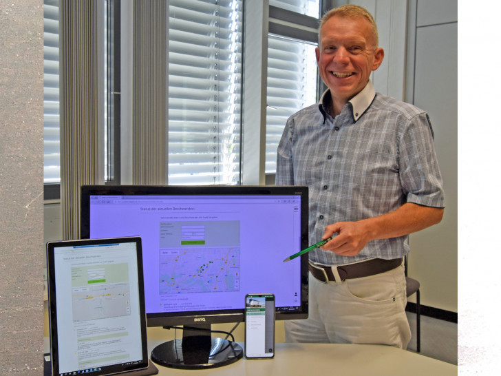  Carsten Bauerochse, Ansprechpartner für Beschwerden, aber auch für Ideen, stellt die Mängel-App vor.