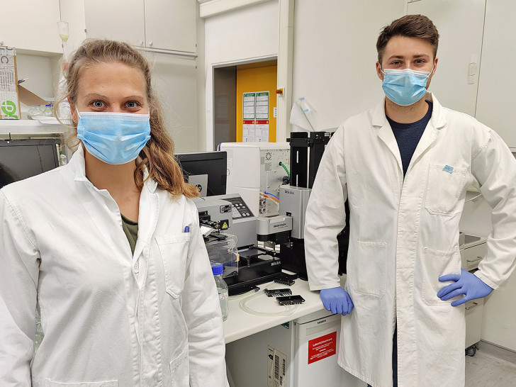 Die beiden Promovierenden Nora Langreder und Kai-Thomas Schneider arbeiteten bei der Entdeckung der Antikörper mit.