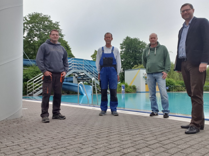 Von links: Trotz der Corona-bedingten Einschränkungen freuen sich Schwimmmeister Benno Richter, Andreas Birkner sowie Gemeindebürgermeister Ingo Geisler und Samtgemeindebürgermeister Marco Kelb auf die Freibadsaison 2020.