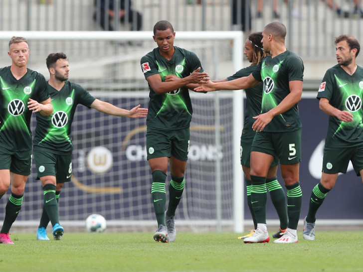 Felix Uduokhai (Bildmitte) verlässt den VfL Wolfsburg.