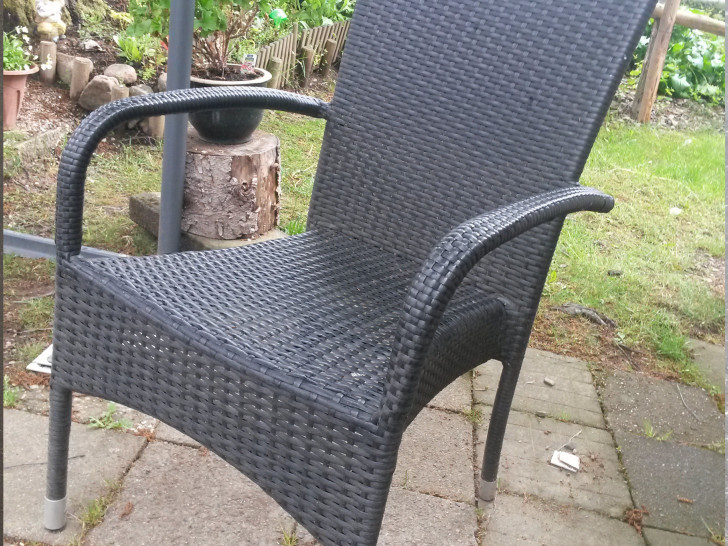 So sehen die gestohlenen Stühle aus. Ein gleichartiger Gartensessel wurde aus unbekannten Gründen zurückgelassen.