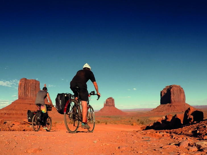 Dennis Kailing auf Radtour durch das Monument Valley.