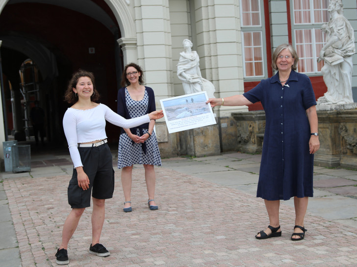 Von links: Yasmin Streckrodt, Sonja Scheinhütte und Cornelia Schilling bei der Übergabe der Urkunde. 