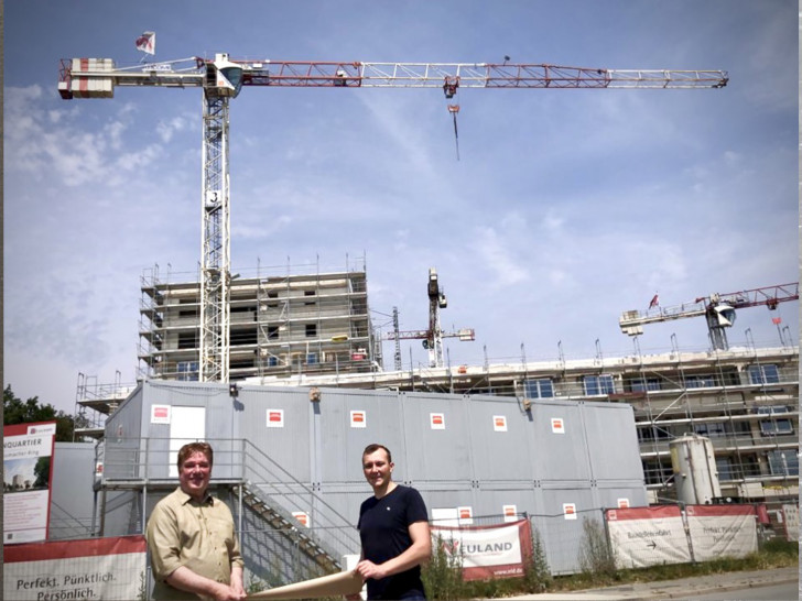 Henry Höckendorf (re.) und Ralf Mühlisch machten sich ein Bild vom Fortschritt des Bauprojektes.